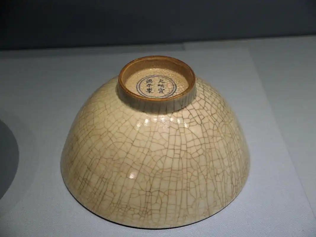 古今之旅回盼千年# 广州博物馆的宋代哥窑青瓷    广州博物馆内,一件