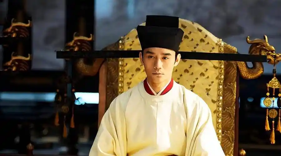 宋仁宗的母亲姓李,但是李氏的生母死得比较早,李氏从小就跟父亲和继母