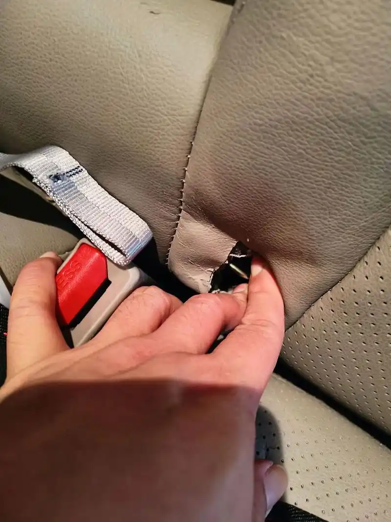 今天的车型2013款本田crv.座椅拿到车上后,找不到isofix接口呀?