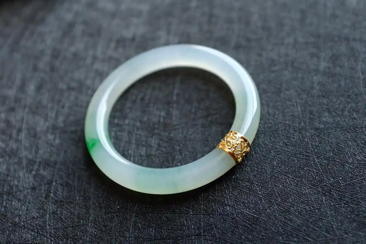 时尚饰品# 大家好,分享一款翡翠手镯修复花纹款式#翡翠手镯# #珠宝