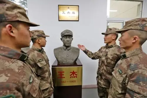 因为我不能给老班长丢脸!