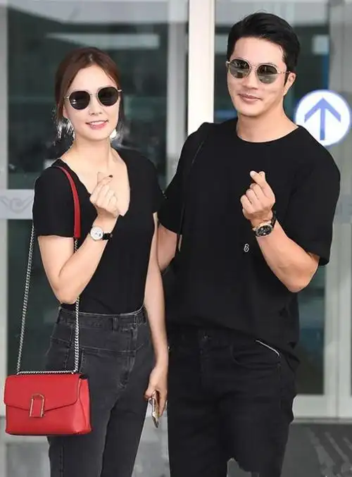 韩剧男神权相佑和妻子孙泰英比心大秀恩爱,儿子继承父母优越基因