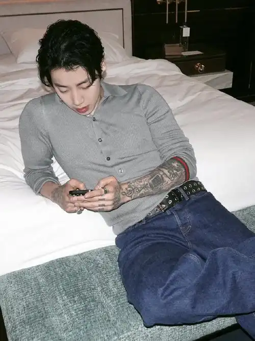 顶级的身材只需要一件基础款紧身衣.@朴宰范