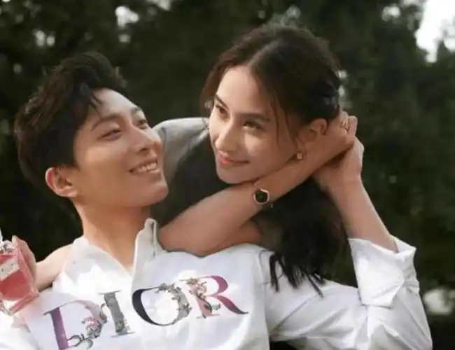 何超莲庆祝33岁生日,与老公久违同框,窦骁搂着娇妻高调秀恩爱!