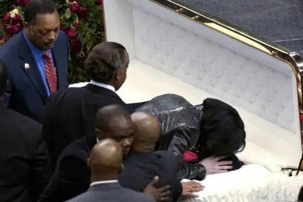 科比葬礼或取消一环节:遗体难以示人,不能见他最后一面