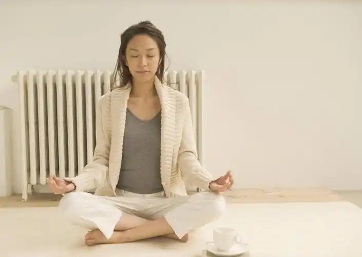 服装,碟子,盘,毯子,墙,休闲装,黄种人,墙壁,墙面,衣服,盘子,瑜伽垫