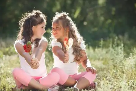 开心小女孩朋友图片