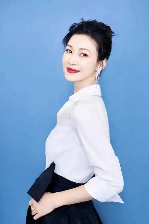 童蕾品味提升不少穿白衬衫配黑色半身裙实力展示越简单越高级