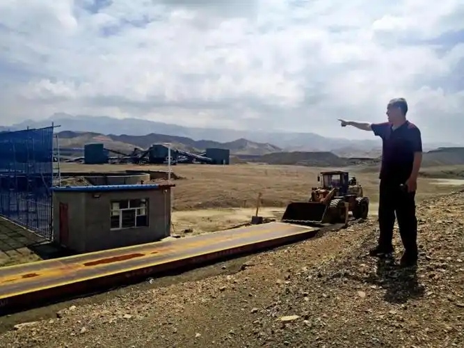 12年前,乌拉特前旗招商引资期间郭建平来此办厂,不愿将公司低价承包给