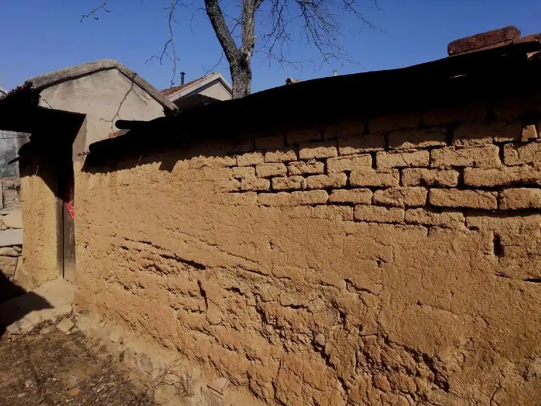 这是六七十年代北方的农村民居,人们敢于奉献,因地制宜,吃苦耐 - 抖音