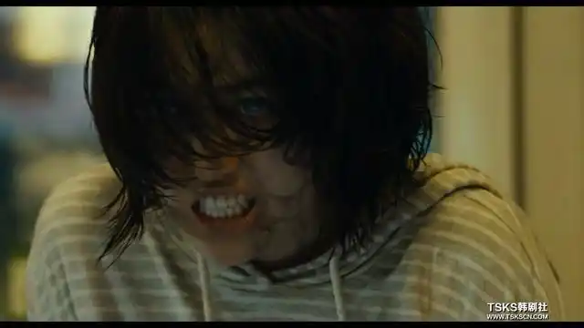 釜山行火车上第一个变丧尸的女的是怎么感染的