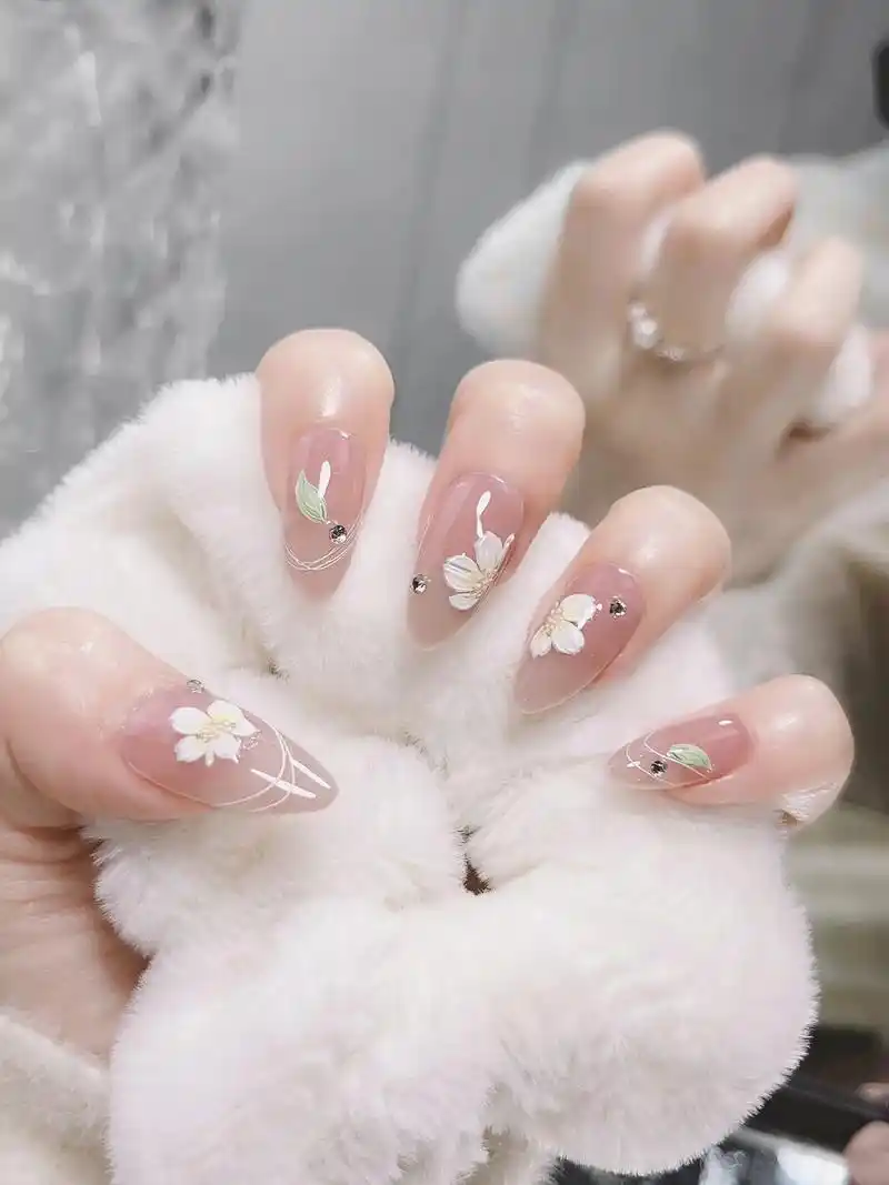 裸色系 优雅杏仁手绘花美甲.显瘦必备的杏仁形美甲,春夏做裸色 - 抖音