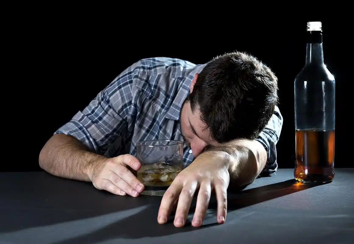 最近,一个醉酒乘客和司机的争执最终导致了这个乘客被撞身亡的悲剧.