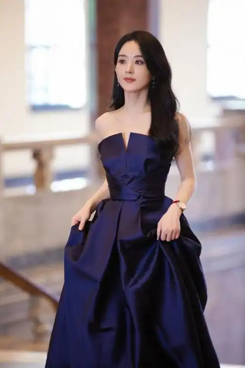 赵丽颖录节目尝试公主切发型穿黑色皮西装配短裤有暗黑范