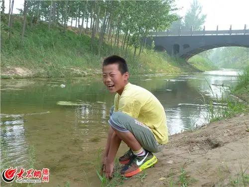 苏贡志和小伙伴玩起了戏水_城里娃和农村娃的周末一天_德州大众网