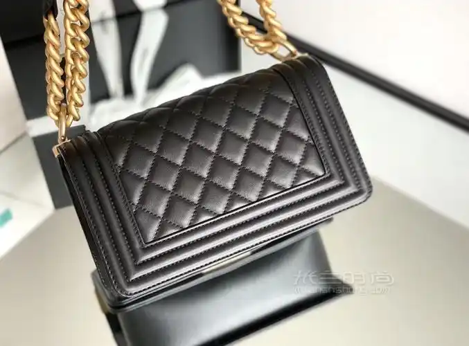 香奈儿chanel le boy胎牛皮菱格复古包 小号黑色胎牛皮全钢复古金扣