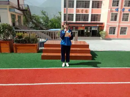 陇南扬名中学利用升旗仪式举行"感恩孝行"活动.