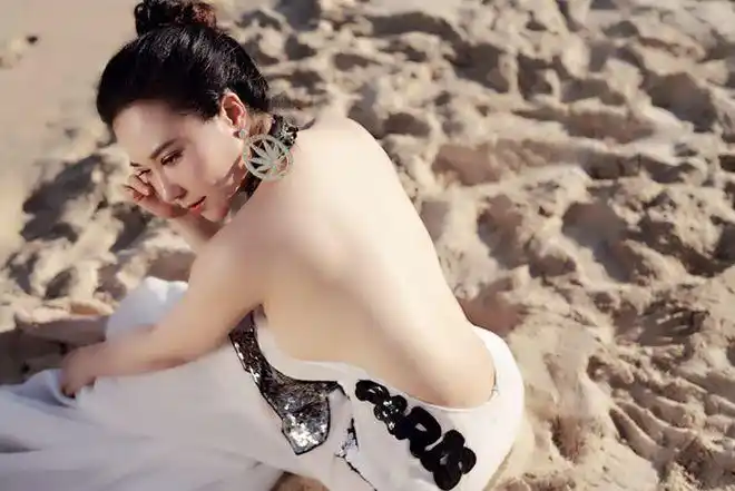 侯耀华女徒弟三亚拍写真身穿美国旗比基尼制造话题无下限