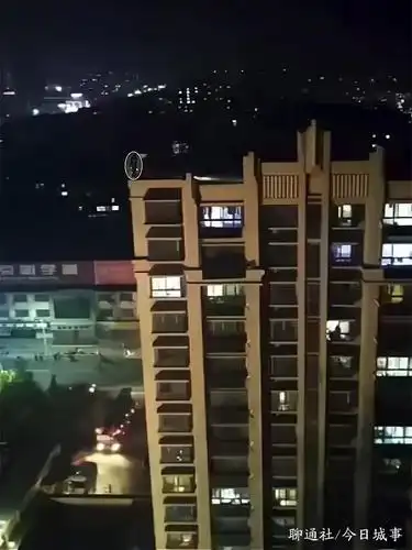 山东高唐一女孩深夜站在楼顶吓坏居民,说起幕后原因令人有些不安