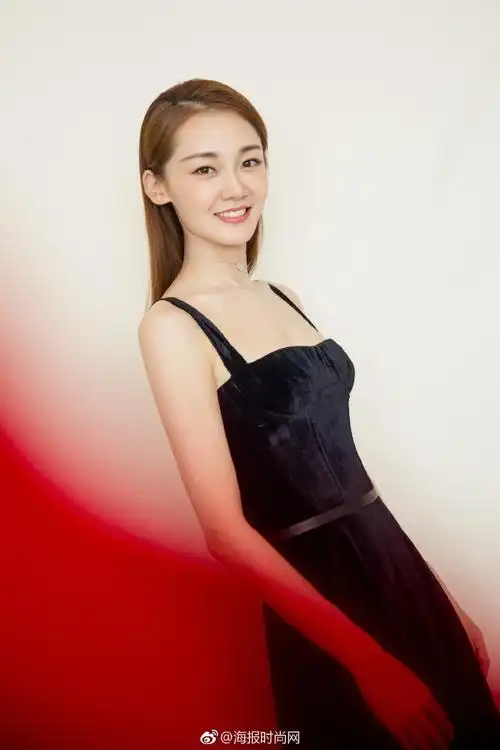 海报星装#新晋冯女郎@苗苗-vividior丝绒长裙首穿,搭配@dior迪奥高级