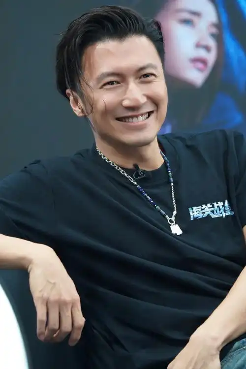 《海关战线》扫楼现场拍的谢霆锋@锋味高清图来啦～你最喜欢锋哥哪张