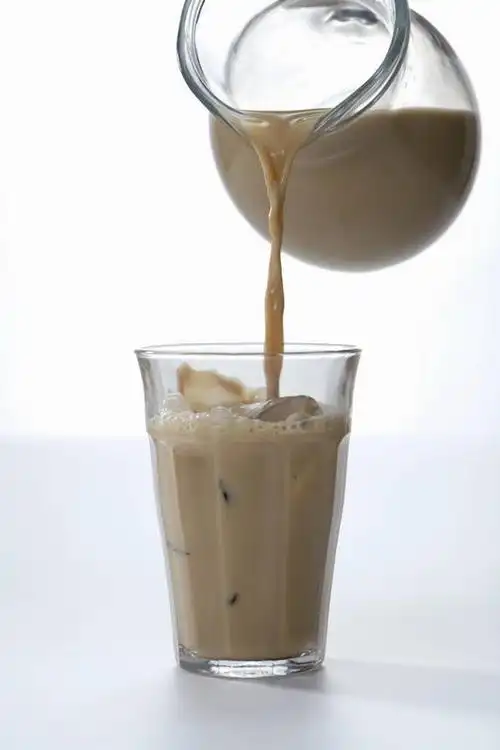 竖图,室内,特写,白天,白色背景,正面,杯子,倒,阴影,反射,影子,冰,奶茶