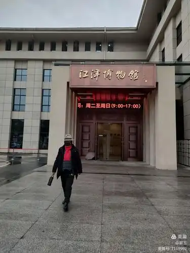 博物馆大门,右面是江津图书馆.