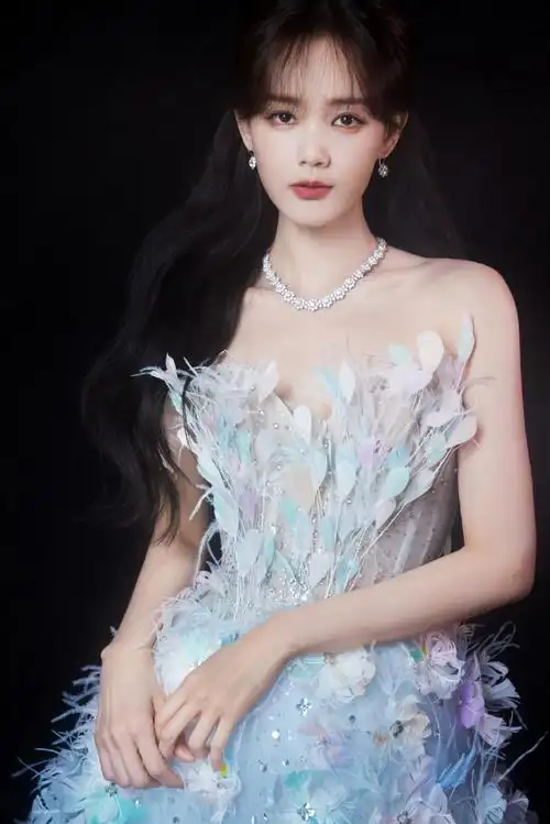 演员@李一桐q佩戴#海瑞温斯顿#sunflower系列钻石项链与钻石耳环出席