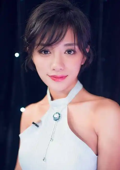 她凭舞蹈当上主持人,上节目少穿一件内衬,让65岁张国立不敢对视_伊一