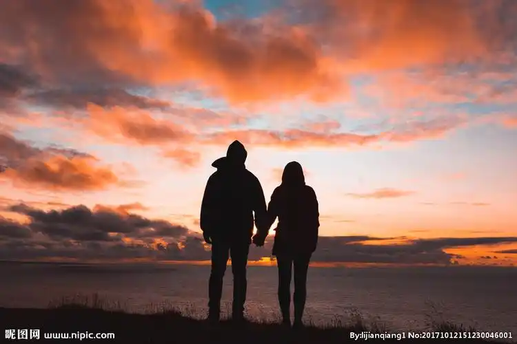 情侣看日出背影图片