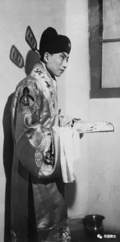 姜妙香谈小生的新唱法:应用"两条腿走路"_特色