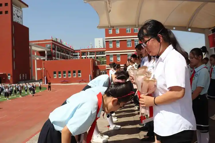 亲爱的老师,谢谢您,为我们插上腾飞的翅膀.向老师敬礼!