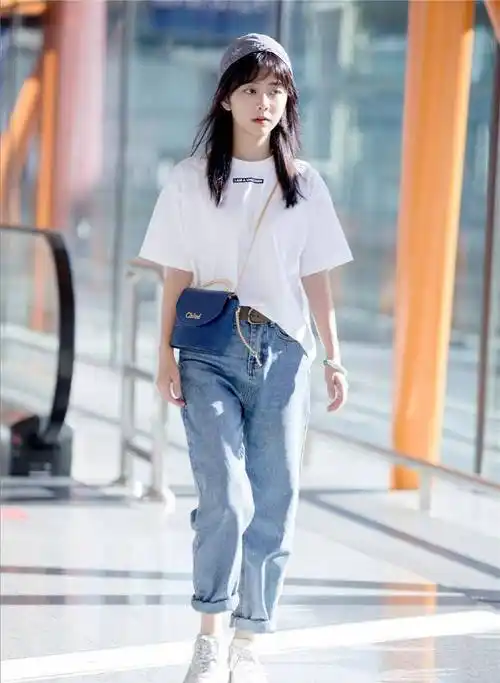 白色t恤确实容易搭配,谭松韵在下半身套上了最为经典的浅蓝色牛仔裤.
