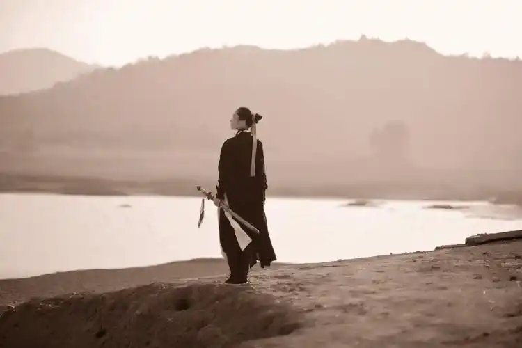 写美篇当我走过山峰 它不说话 当我走过海 海不说话 落晖把背影留下