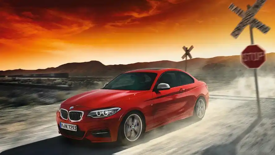 宝马2系列的红色跑车,赛车的速度 壁纸