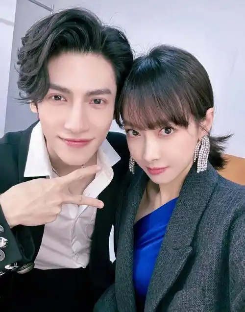 罗云熙分享自己和宋茜的合照,头靠头笑对镜头,梦回心跳源计划