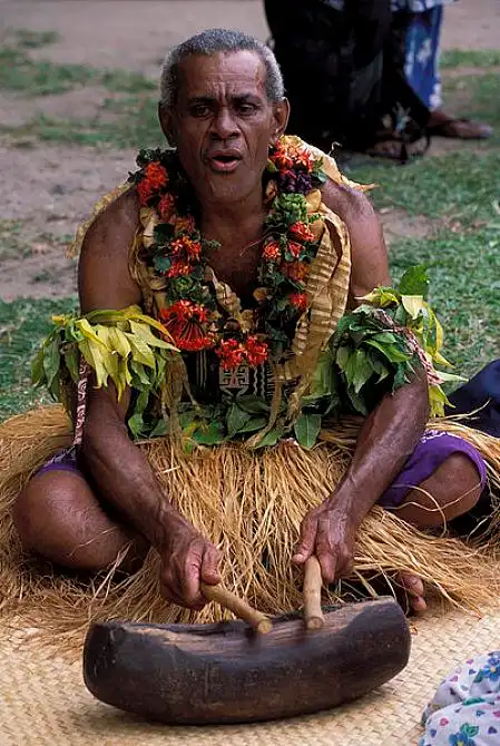 斐济_维提岛_乡村_男人_传统服装_图片素材