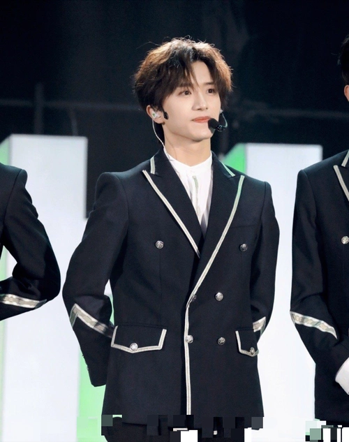 年纪大了真的看不得这些,伯远妈妈为了孩子出道跑到学校发传达_腾讯新