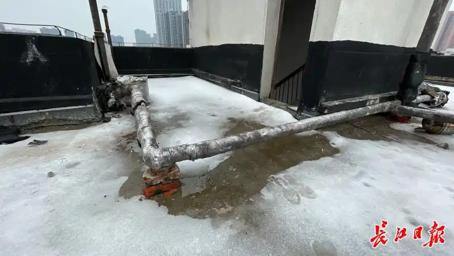 市民反映水管被冻,他们拿着高压锅,电磁炉来了