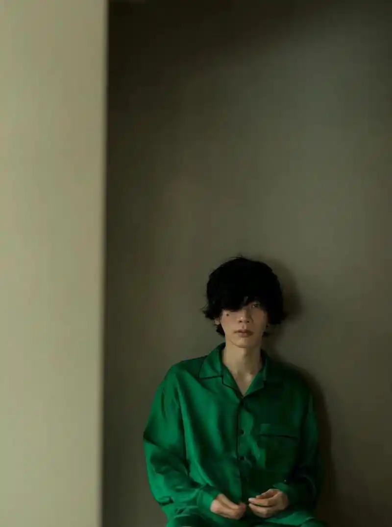 米津玄师《ginza》封面 omg omg太帅了………… 米津终于不把我们当外