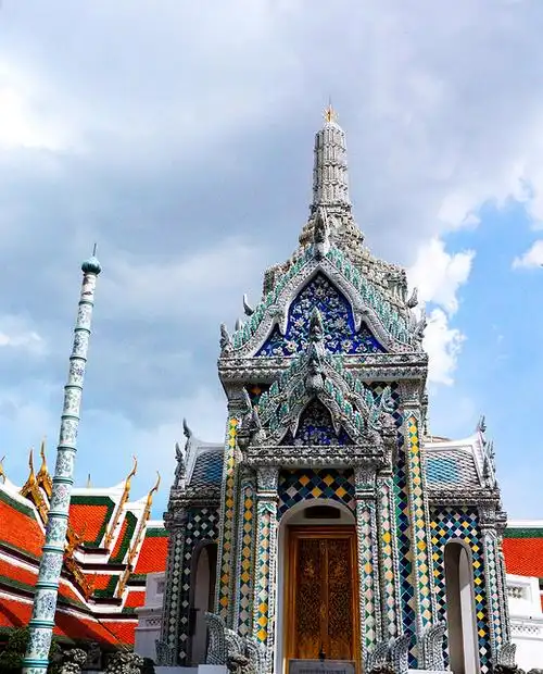 是三世,四世时的作品,门,窗都是方形尖顶状,框上并贴满金箔与彩色玻璃