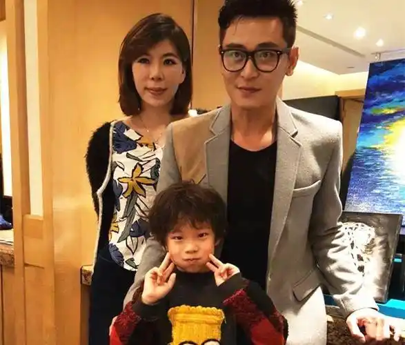 这几年,为了陪老婆孩子,陈冠霖很少来内地工作,但他并没有淡出娱乐圈