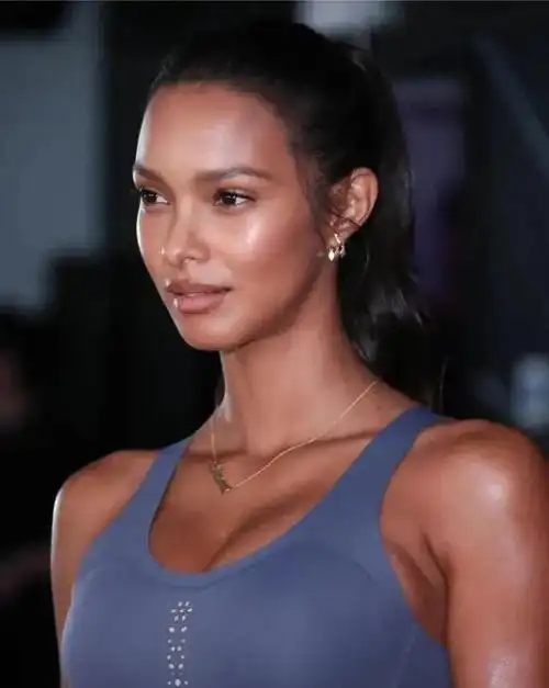 巴西超模莱斯·里贝罗,维密天使中最美的黑珍珠!_网易订阅