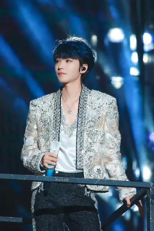 王俊凯站姐好牛#要不是微博只能发18张图我真的想把随手一拍就是赏技