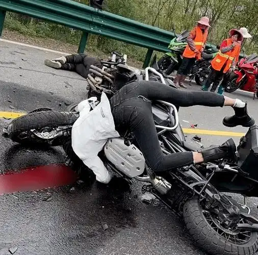 黑丝机车女网红发生严重事故._摩托车_车辆_赔偿