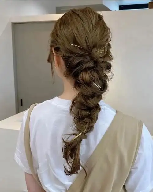 5,刘海编发把刘海编成小辫,瞬间点亮整个发型,精灵可爱逆龄感十