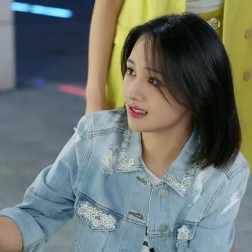 青春斗郑爽向真同款衣服2019韩版宽松破洞浅色钉珠短款牛仔外套女