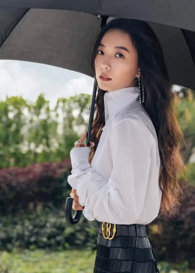 王珞丹,温柔长发,白衬衫搭配黑色长裙,简约清新,温柔雅致