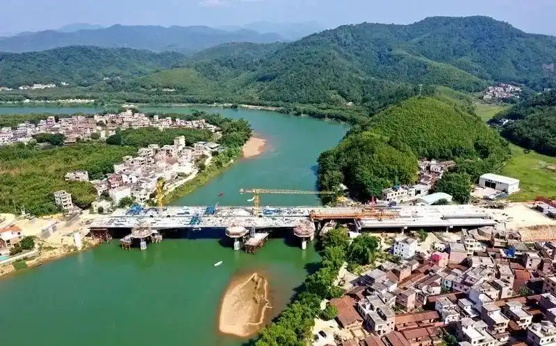 广宁文旅桥主桥全线合龙