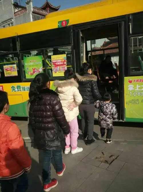 公交车来了,大家都有序的排队上车.